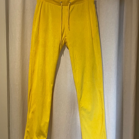 YELLOW VELVET Jogging suit.  Woman, Size Medium.  Soft and stretchy.  So comfy! - Picture 6 of 16